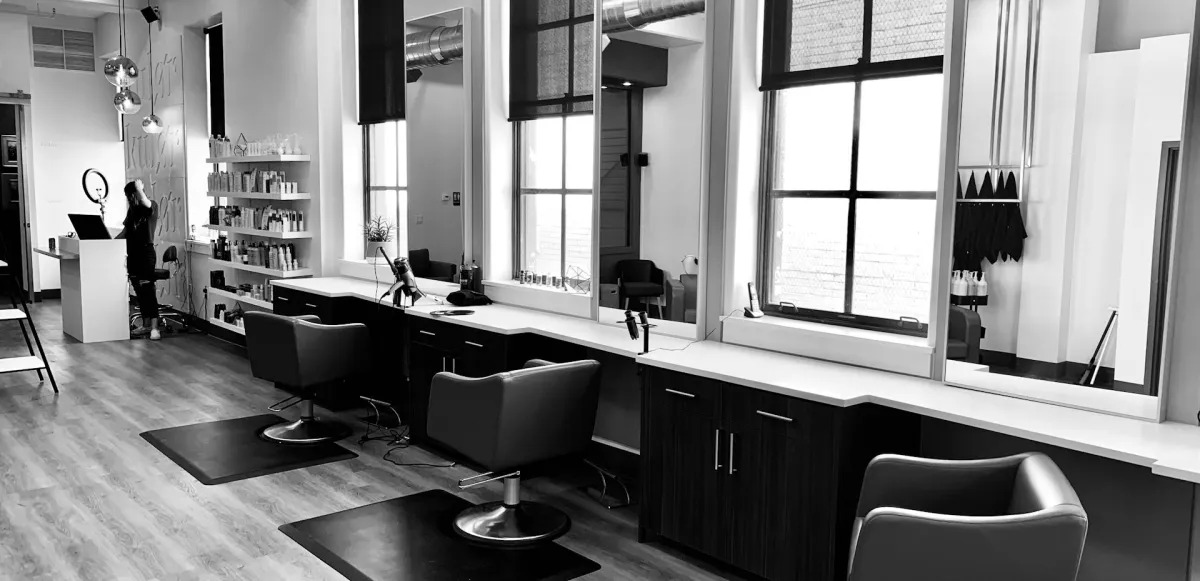 Interior del salón con puestos de peluquería