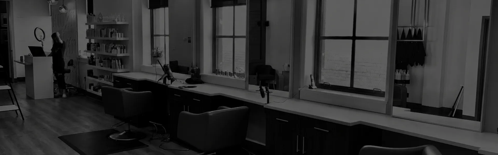 Interior del salón con puestos de peluquería