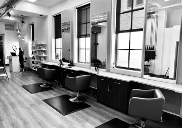 Interior del salón con puestos de peluquería