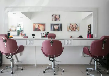 Interior luminoso de un salón de peluquería