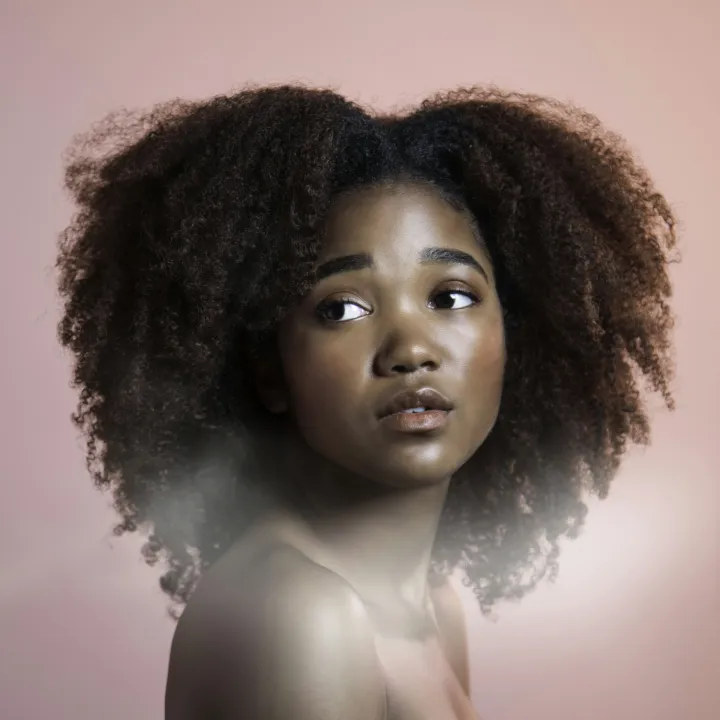 Melena de rizos naturales con volumen